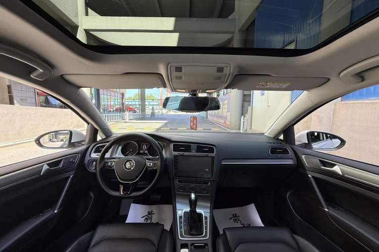 Used Volkswagen Golf 2016 230TSI Automatic Luxury Version Interior 5