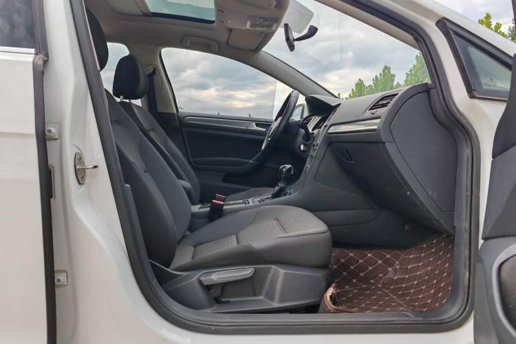 Used Volkswagen Golf 2016 1.6L Automatic Comfort Model Interior 5