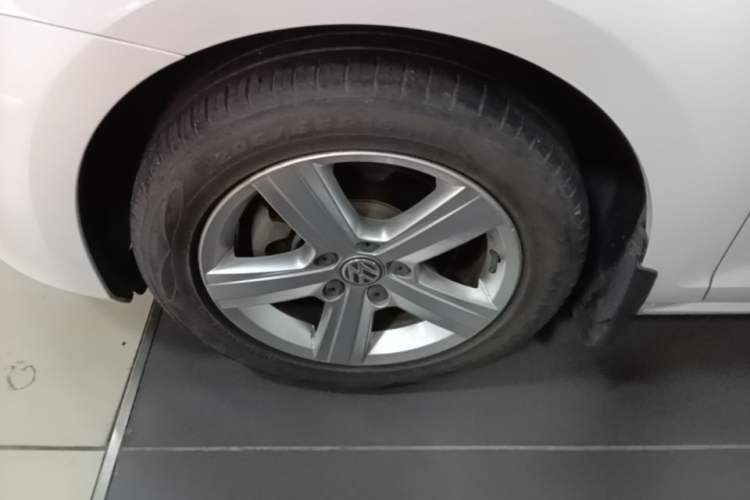 Used Volkswagen Golf 2016 230TSI Automatic Comfort Version Left Front Wheel Hub