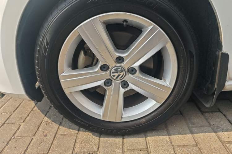 Used Volkswagen Golf 2016 230TSI Automatic Comfort Version Left Front Wheel Hub