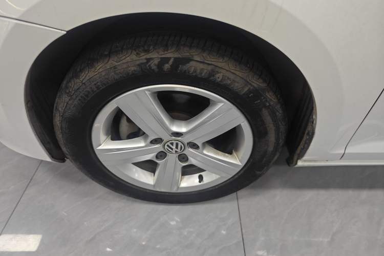 Used Volkswagen Golf 2016 1.6L Automatic Comfort Model Left Front Wheel Hub