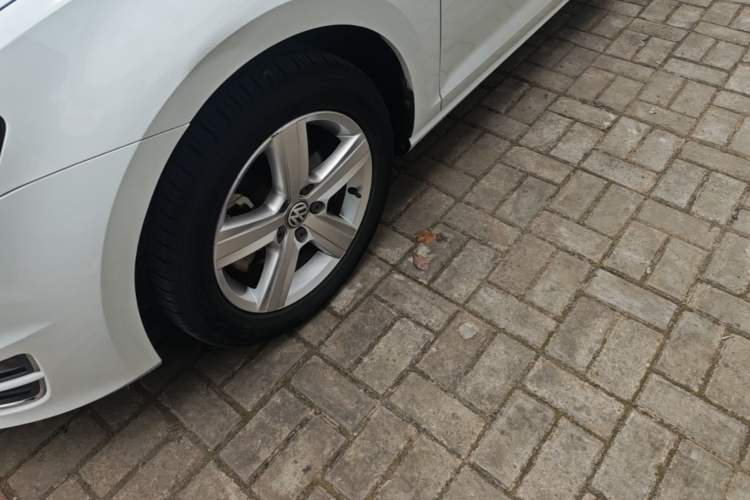 Used Volkswagen Golf 2016 230TSI Automatic Comfort Version Left Front Wheel Hub