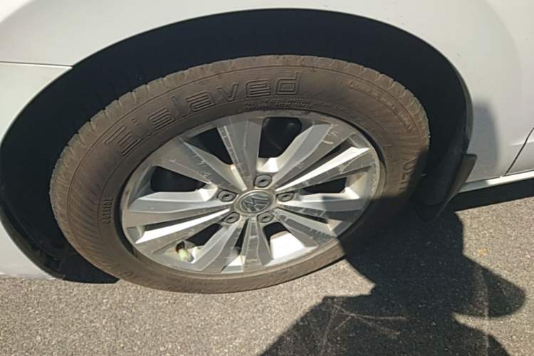 Used Volkswagen Golf 2016 230TSI Automatic Comfort Version Left Front Wheel Hub