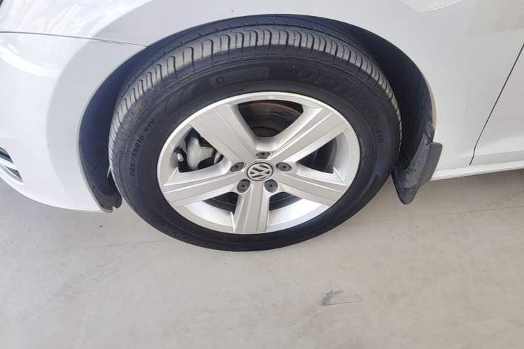 Used Volkswagen Golf 2016 230TSI Automatic Comfort Version Left Front Wheel Hub