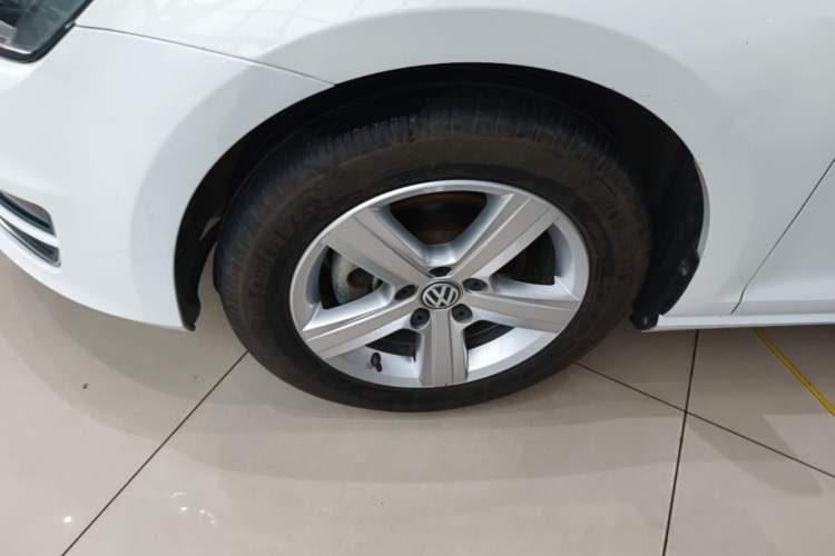 Used Volkswagen Golf 2016 1.6L Automatic Comfort Model Left Front Wheel Hub