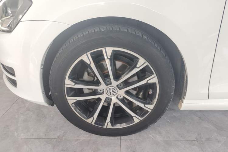 Used Volkswagen Golf 2016 230TSI Automatic Comfort Version Left Front Wheel Hub