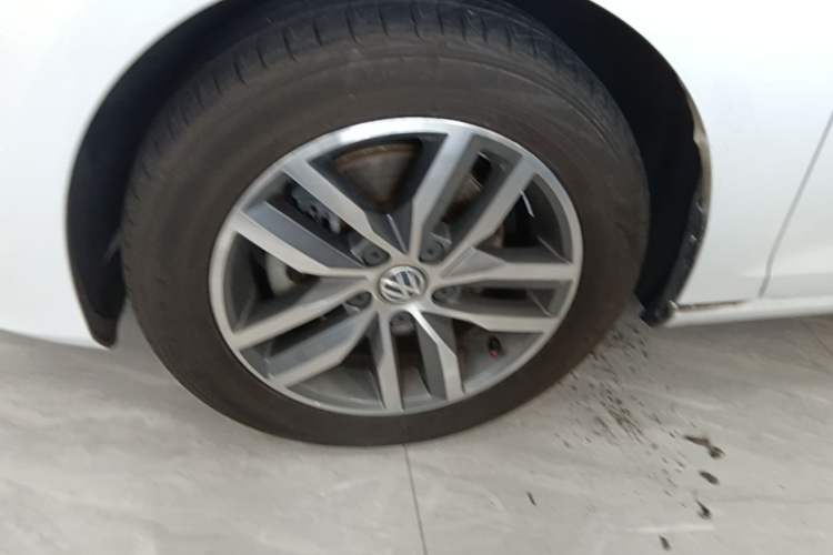 Used Volkswagen Golf 2016 230TSI Automatic Luxury Version Left Front Wheel Hub