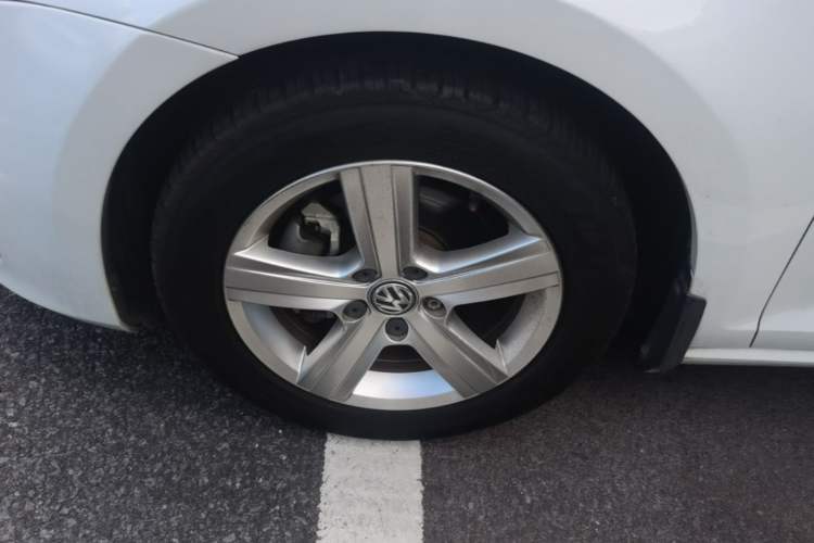 Used Volkswagen Golf 2016 1.6L Automatic Comfort Model Left Front Wheel Hub