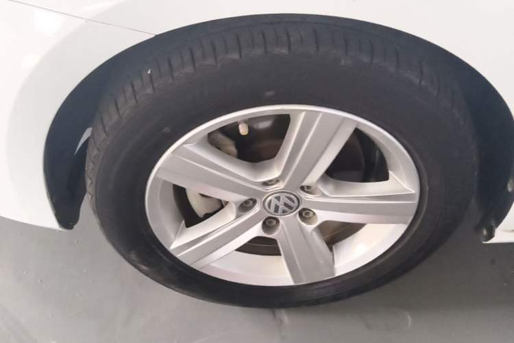 Used Volkswagen Golf 2016 230TSI Automatic Comfort Version Left Front Wheel Hub
