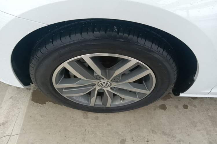 Used Volkswagen Golf 2016 230TSI Automatic Luxury Version Left Front Wheel Hub