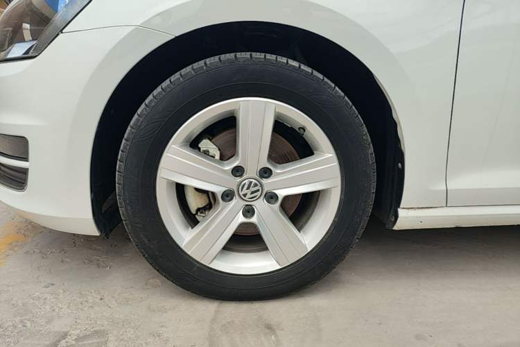 Used Volkswagen Golf 2016 230TSI Automatic Comfort Version Left Front Wheel Hub