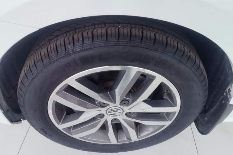 Used Volkswagen Golf 2016 230TSI Automatic Luxury Version Left Front Wheel Hub