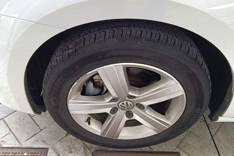 Used Volkswagen Golf 2016 1.6L Automatic Comfort Model Left Front Wheel Hub