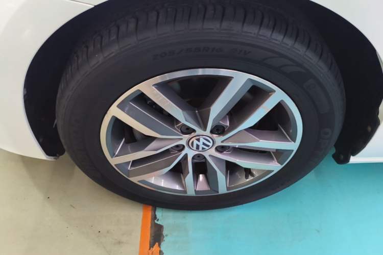 Used Volkswagen Golf 2016 230TSI Automatic Luxury Version Left Front Wheel Hub