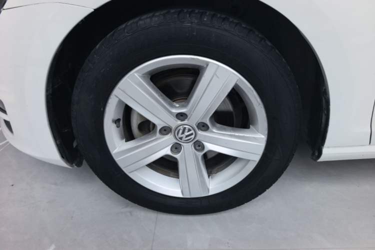 Used Volkswagen Golf 2016 1.6L Automatic Comfort Model Left Front Wheel Hub