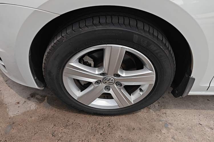 Used Volkswagen Golf 2016 230TSI Automatic Comfort Version Left Front Wheel Hub