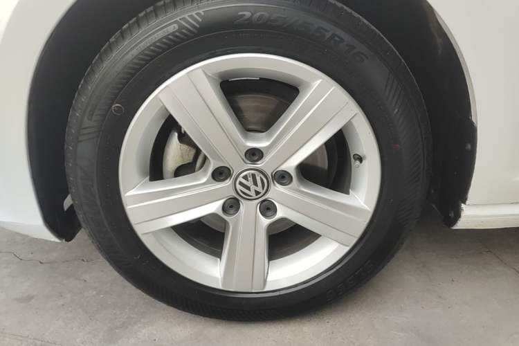 Used Volkswagen Golf 2016 1.6L Automatic Comfort Model Left Front Wheel Hub