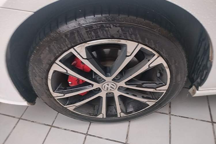 Used Volkswagen Golf 2016 1.4TSI Manual R-Line Left Front Wheel Hub