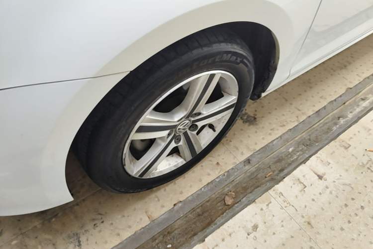 Used Volkswagen Golf 2016 230TSI Automatic Comfort Version Left Front Wheel Hub