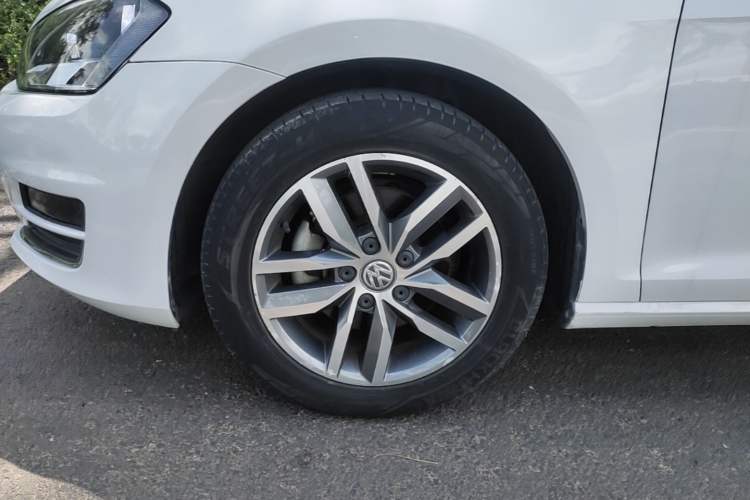 Used Volkswagen Golf 2016 230TSI Automatic Luxury Version Left Front Wheel Hub
