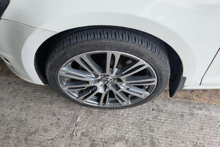 Used Volkswagen Golf 2016 1.6L Automatic Comfort Model Left Front Wheel Hub