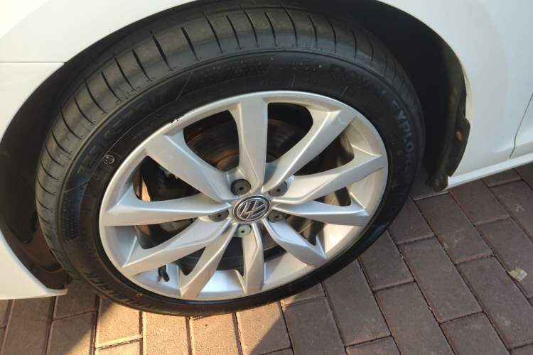 Used Volkswagen Golf 2016 230TSI Automatic Comfort Version Left Front Wheel Hub