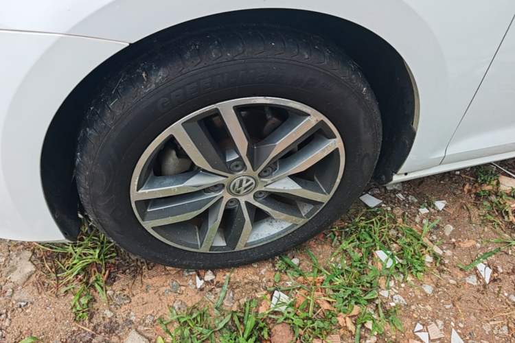 Used Volkswagen Golf 2016 230TSI Automatic Luxury Version Left Front Wheel Hub