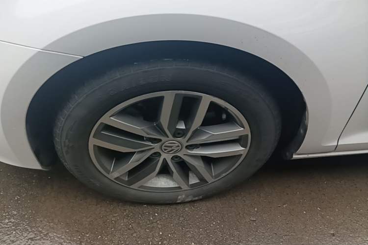 Used Volkswagen Golf 2016 230TSI Automatic Luxury Version Left Front Wheel Hub