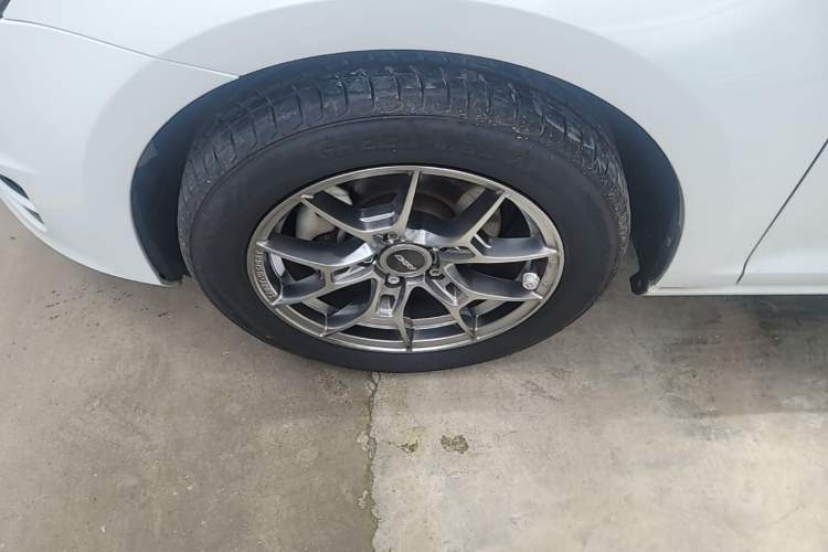 Used Volkswagen Golf 2016 230TSI Automatic Comfort Version Left Front Wheel Hub