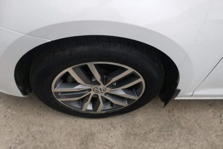 Used Volkswagen Golf 2016 230TSI Automatic Luxury Version Left Front Wheel Hub