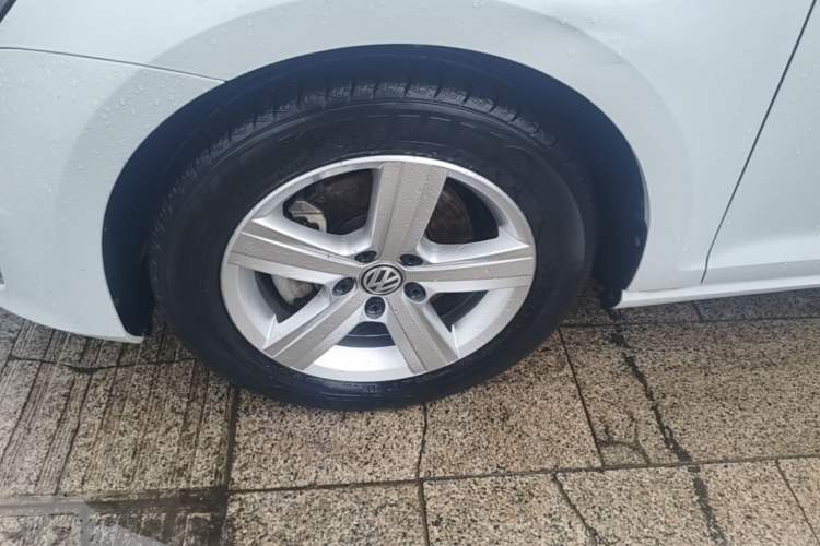 Used Volkswagen Golf 2016 1.6L Automatic Comfort Model Left Front Wheel Hub
