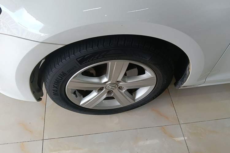 Used Volkswagen Golf 2016 1.6L Automatic Comfort Model Left Front Wheel Hub