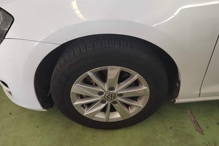 Used Volkswagen Golf 2016 1.6L Automatic Fashion Model Left Front Wheel Hub
