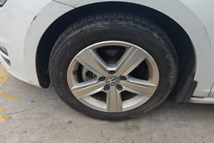 Used Volkswagen Golf 2016 230TSI Automatic Comfort Version Left Front Wheel Hub