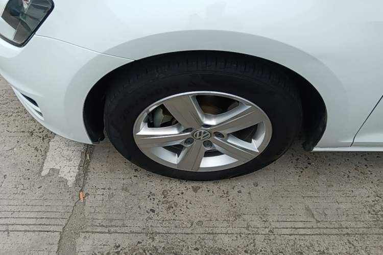 Used Volkswagen Golf 2016 230TSI Automatic Comfort Version Left Front Wheel Hub