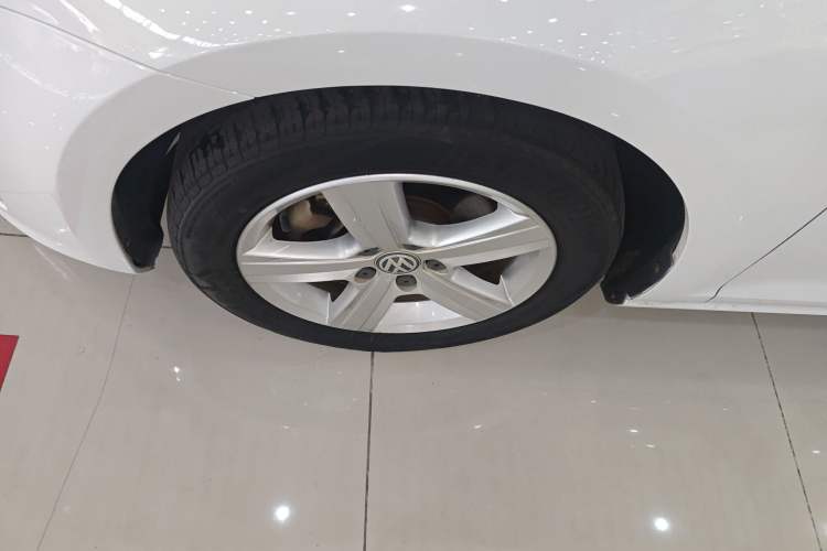 Used Volkswagen Golf 2016 1.6L Automatic Comfort Model Left Front Wheel Hub