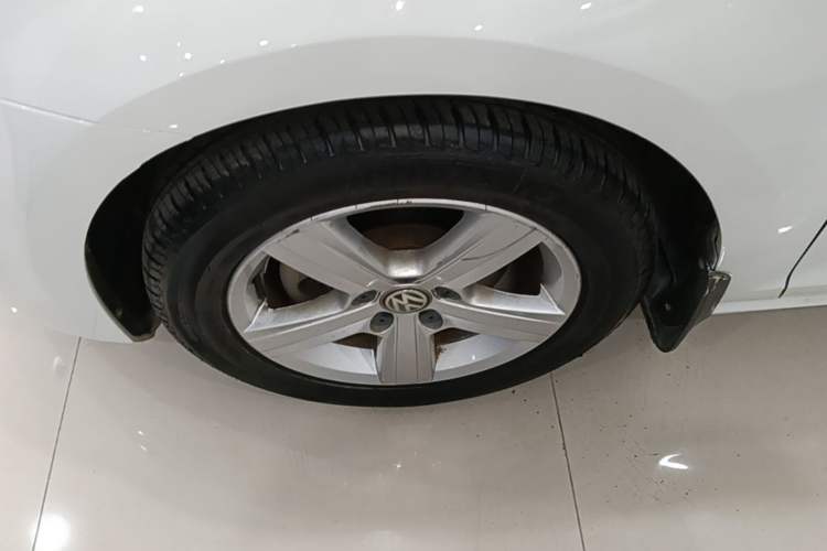 Used Volkswagen Golf 2016 1.6L Automatic Comfort Model Left Front Wheel Hub