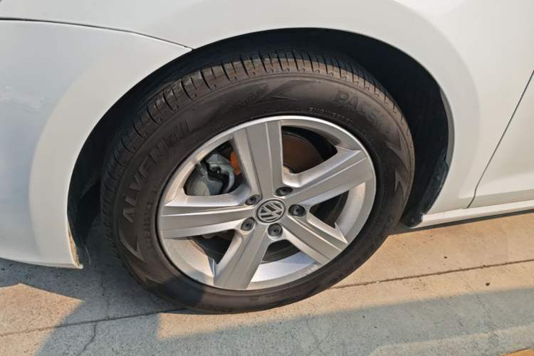 Used Volkswagen Golf 2016 230TSI Automatic Comfort Version Left Front Wheel Hub