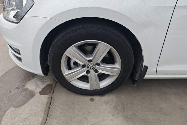 Used Volkswagen Golf 2016 1.6L Automatic Comfort Model Left Front Wheel Hub