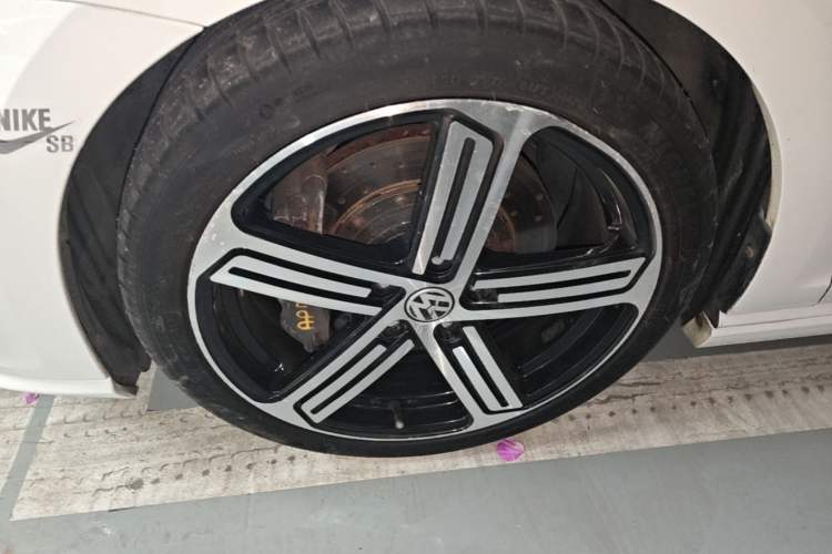 Used Volkswagen Golf 2016 1.4TSI Automatic R-Line Left Front Wheel Hub
