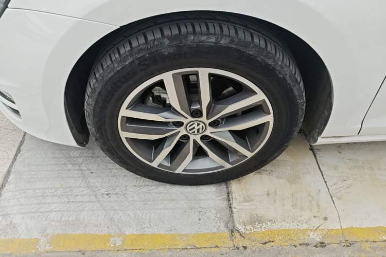 Used Volkswagen Golf 2016 230TSI Automatic Luxury Version Left Front Wheel Hub