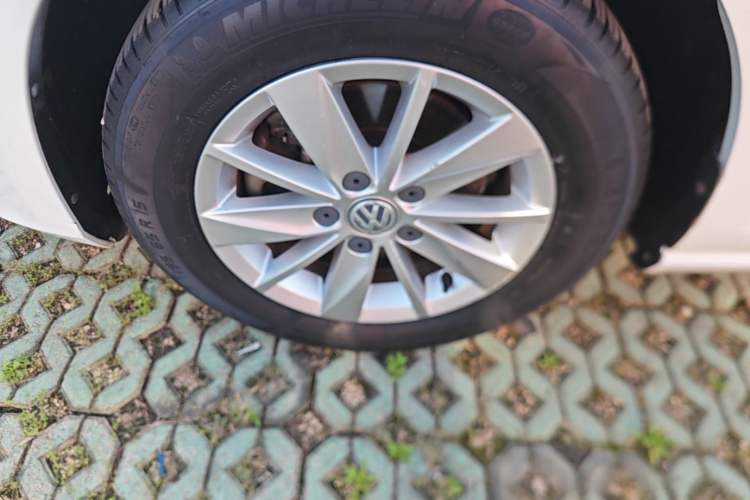 Used Volkswagen Golf 2016 1.6L Automatic Fashion Model Left Front Wheel Hub