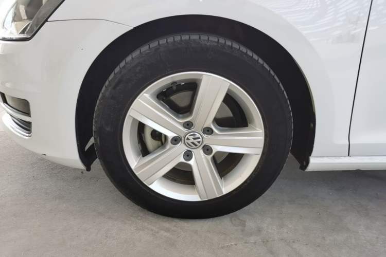 Used Volkswagen Golf 2016 1.6L Automatic Comfort Model Left Front Wheel Hub