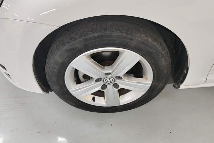 Used Volkswagen Golf 2016 1.6L Automatic Comfort Model Left Front Wheel Hub