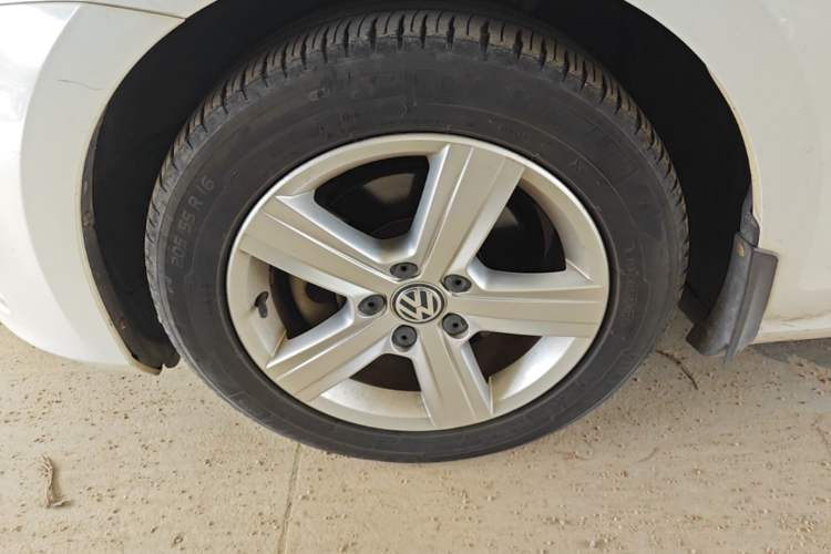 Used Volkswagen Golf 2016 1.6L Automatic Comfort Model Left Front Wheel Hub