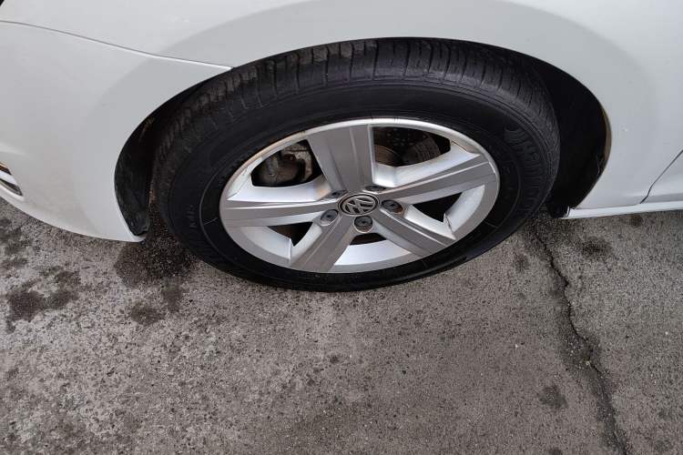 Used Volkswagen Golf 2016 1.6L Automatic Comfort Model Left Front Wheel Hub