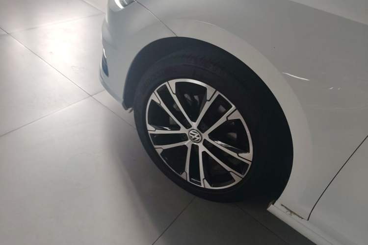 Used Volkswagen Golf 2016 1.4TSI Automatic R-Line Left Front Wheel Hub