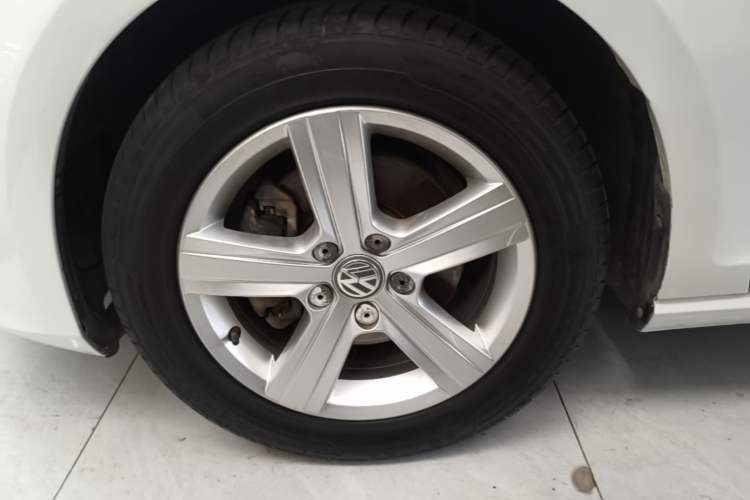 Used Volkswagen Golf 2016 230TSI Manual Comfort Version Left Front Wheel Hub