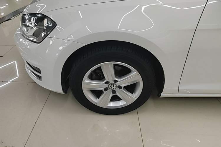 Used Volkswagen Golf 2016 1.6L Automatic Comfort Model Left Front Wheel Hub