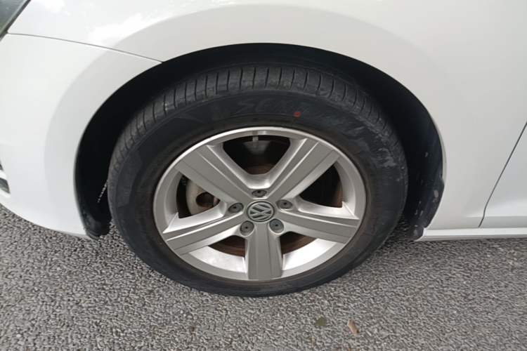 Used Volkswagen Golf 2016 1.6L Automatic Comfort Model Left Front Wheel Hub